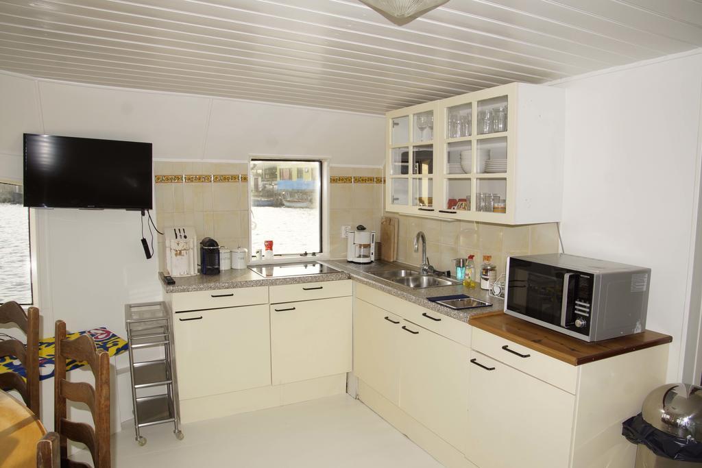 Botel The Island Houseboat