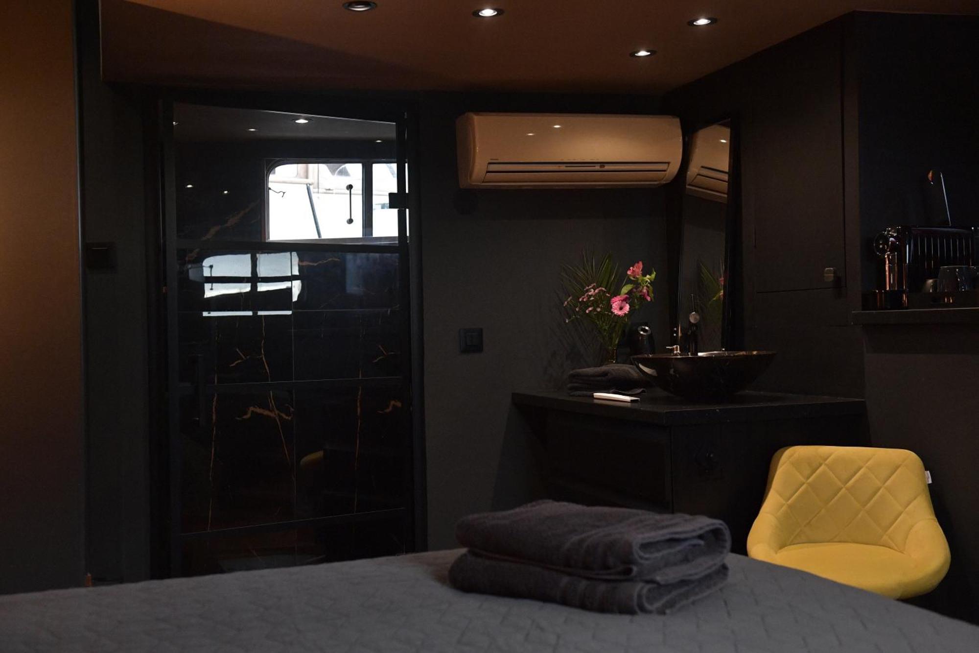 Euphrate Houseboat Botel
