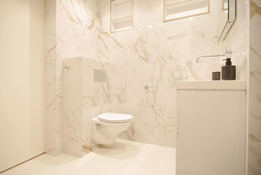 Spacious At Park And Museum Apartment Amsterdam