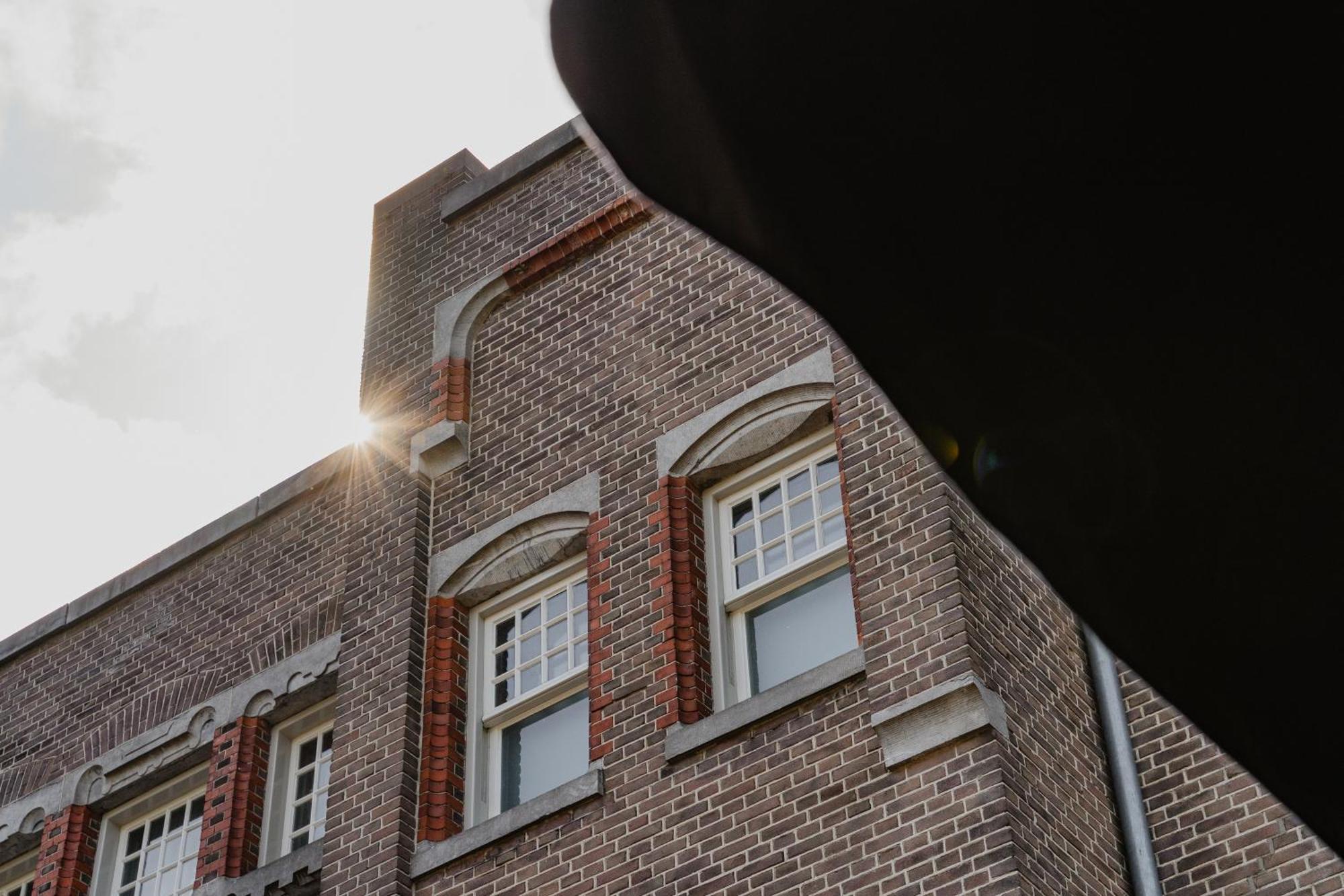 Hotel De Hallen 4*