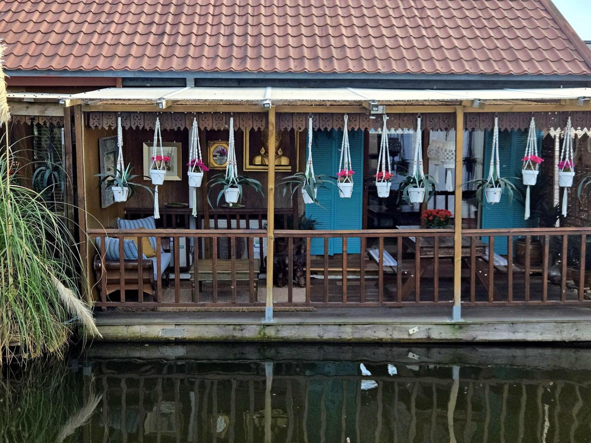 House Boat With Waterfront Terrace Gasthuis Amsterdam