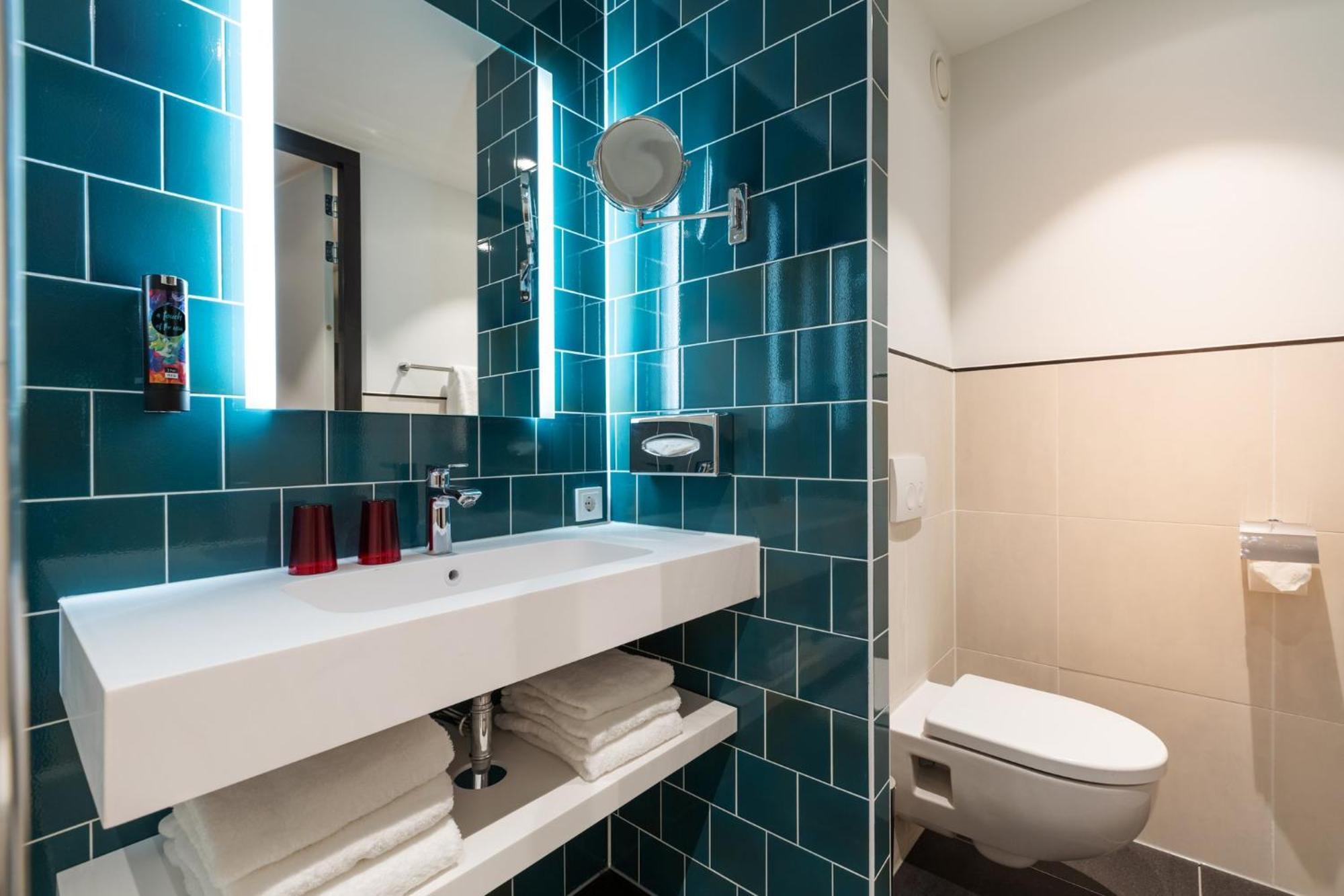 Hotel - The Niu, Fender 4*