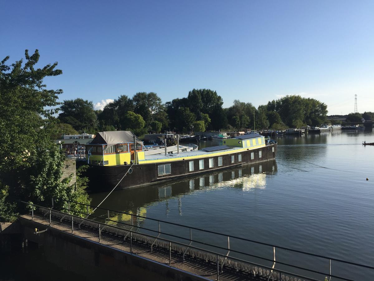 The Island Houseboat Botel